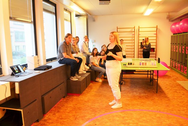 Studierende im Lernraum in Bau 5 der HFT Stuttgart 