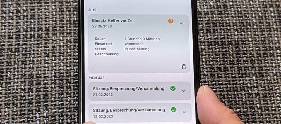 Ansicht Mobiltelefon mit Helferapp