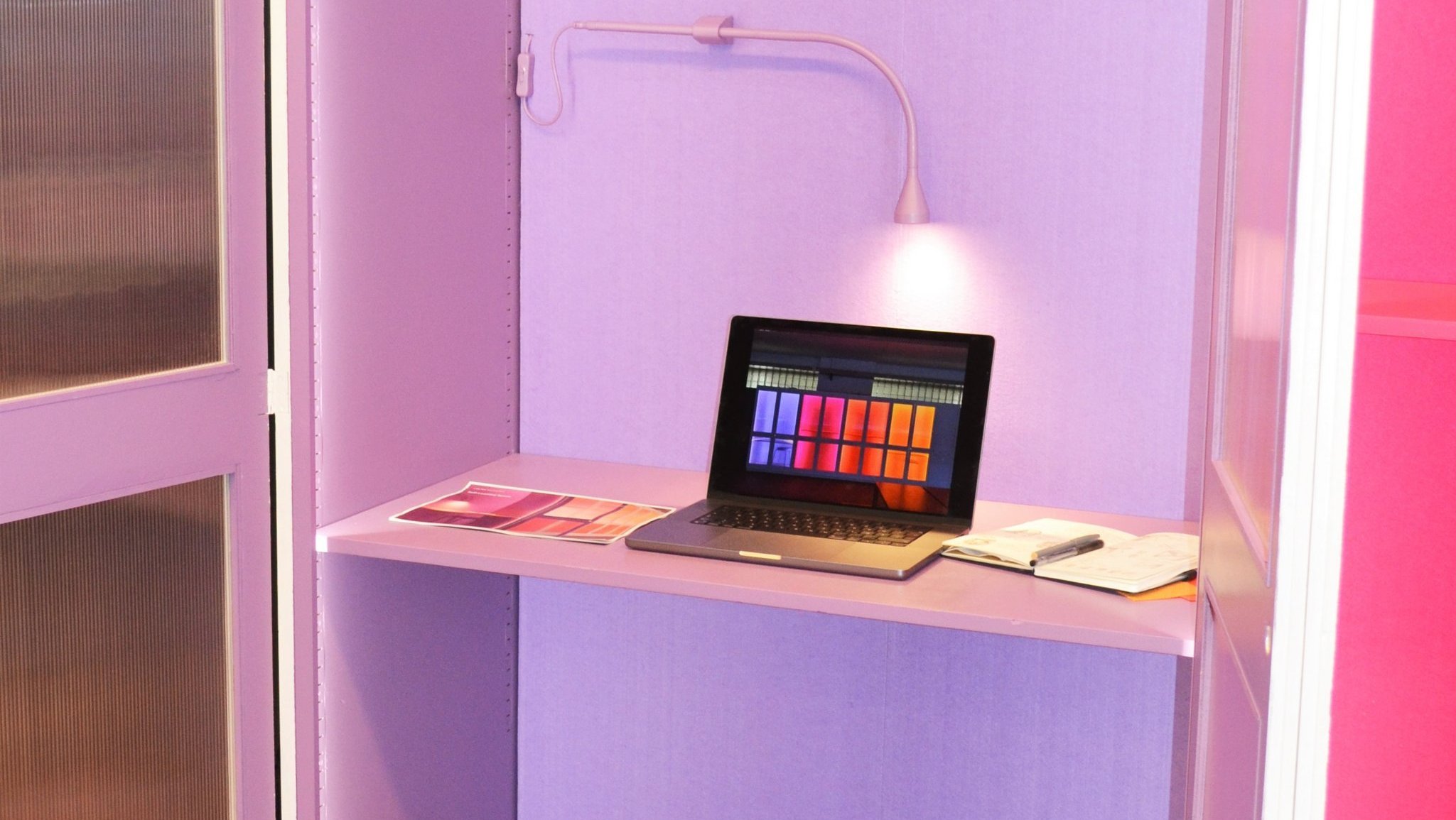 Ein Arbeitsplatz im neuen Lernraum der HFT Stuttgart