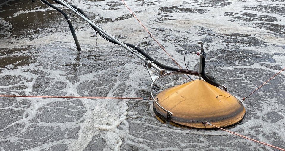 Ablufthaube und Probeentnahme für Abwasser im belüfteten Belebungsbecken der Kläranlage Möhringen zur nachfolgende Analytik auf N2O und CH4 