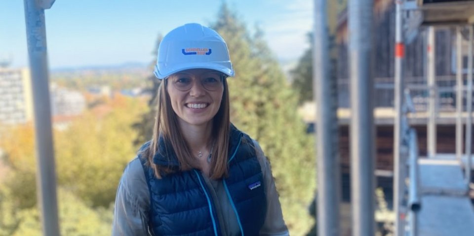 Marlene Schneller auf einem Baugerüst