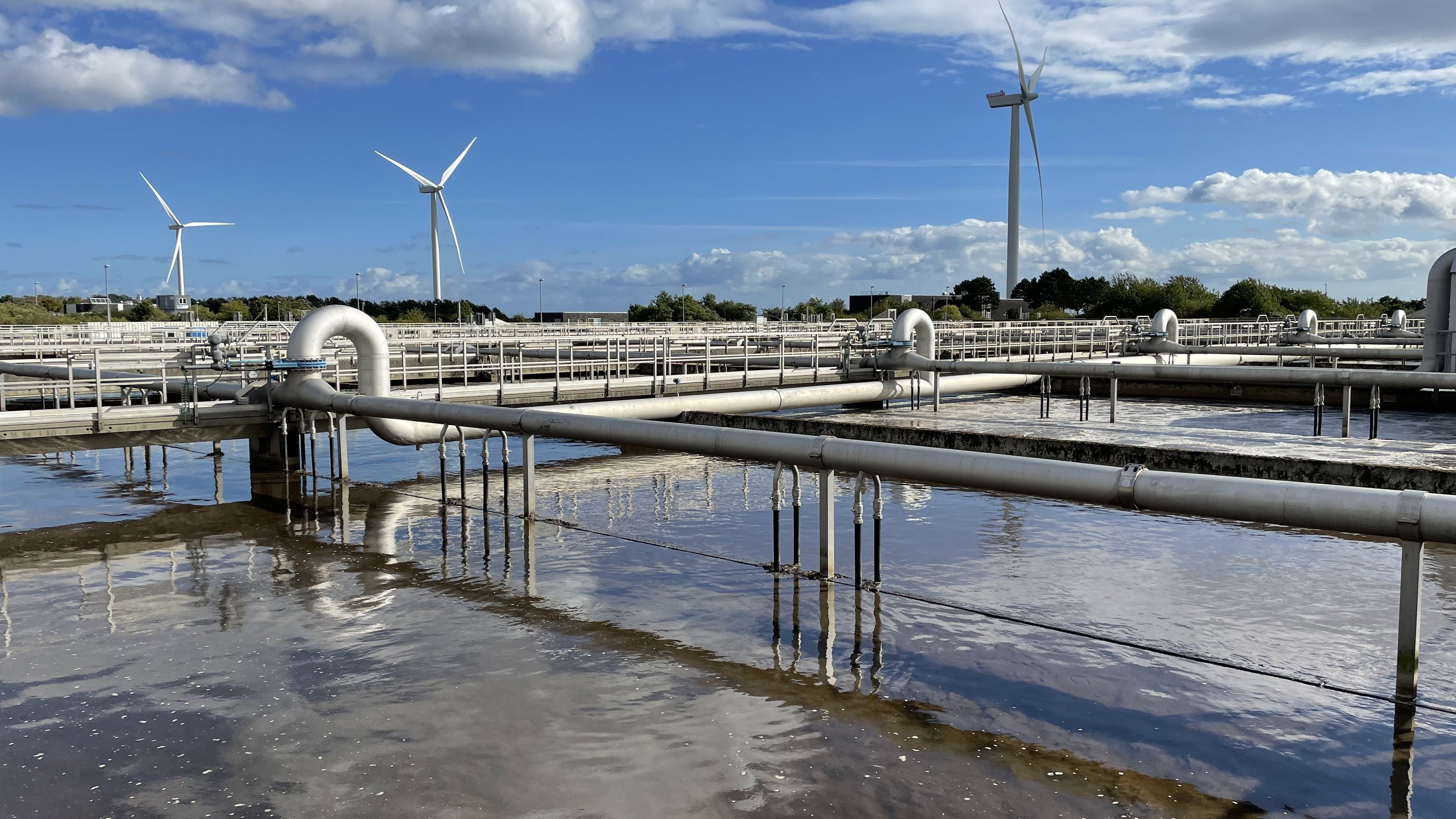Wasserbecken im Hintergrund Windräder