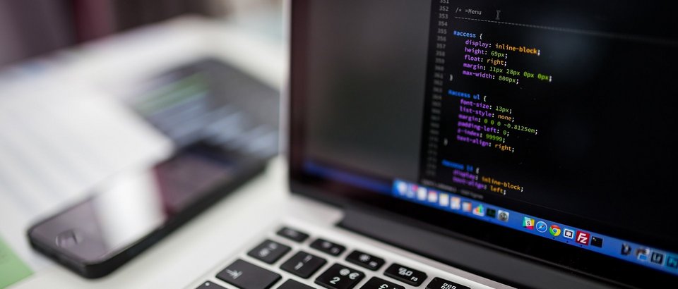 Blick auf Notebook-Bildschirm mit Code